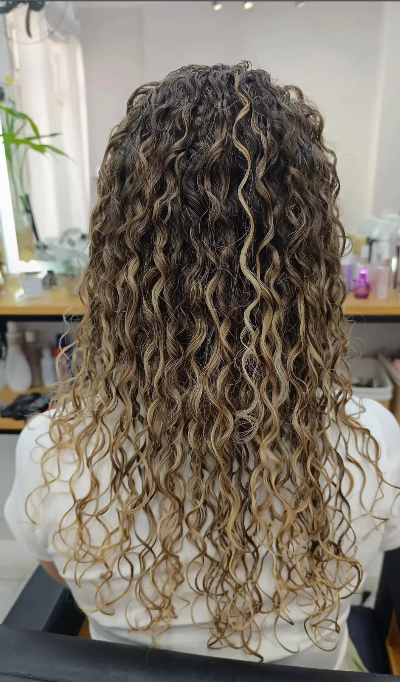 Cacheado natural com luzes