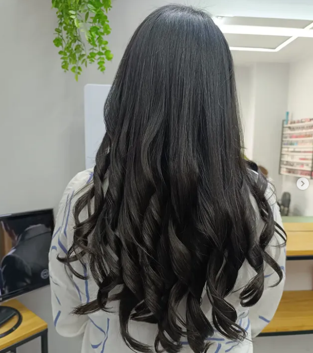 Cabelo escuro com cachos