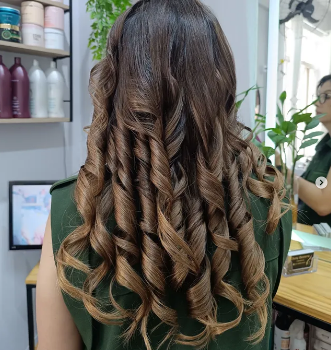Castanho com ondas e luzes