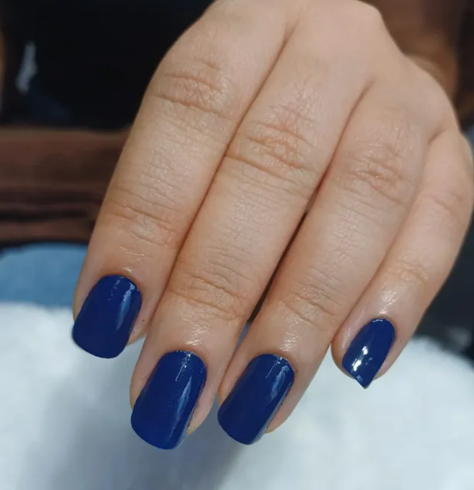 Unhas em azul marinho