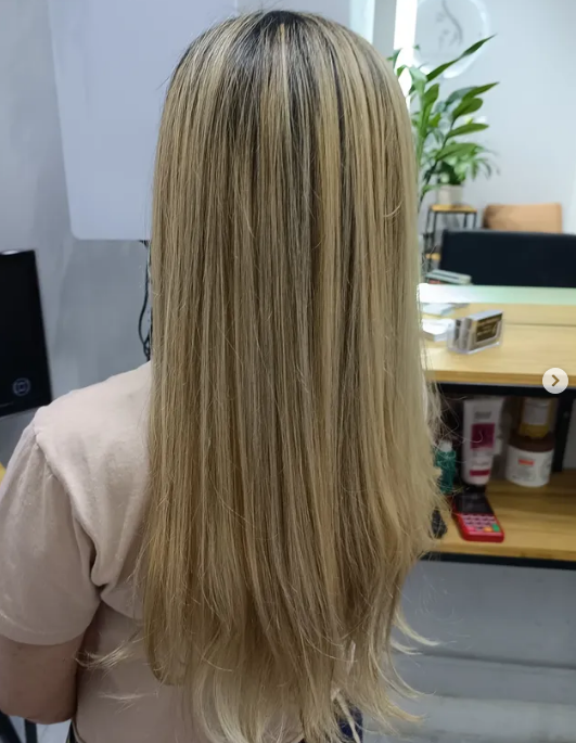 Loiro liso com raiz natural