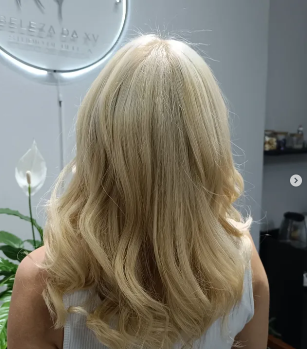 Loiro iluminado com ondas