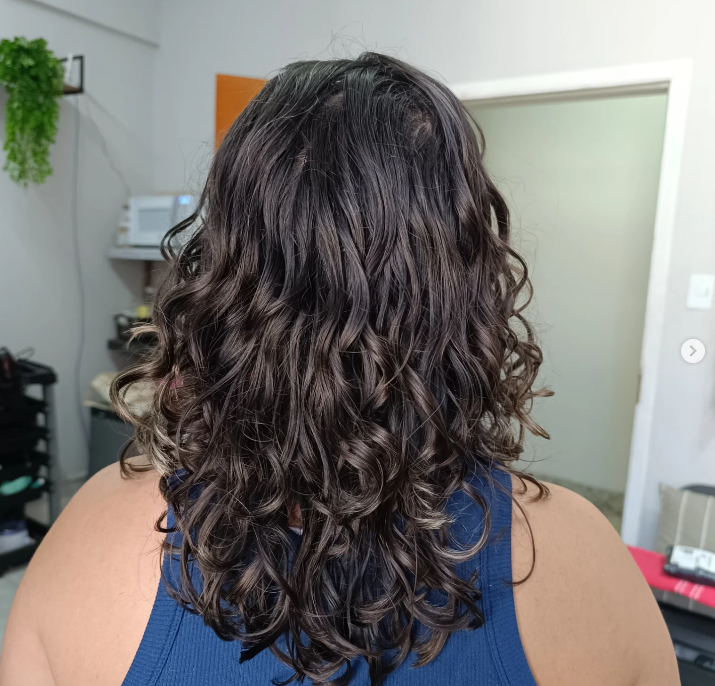 Morena iluminada com ondas